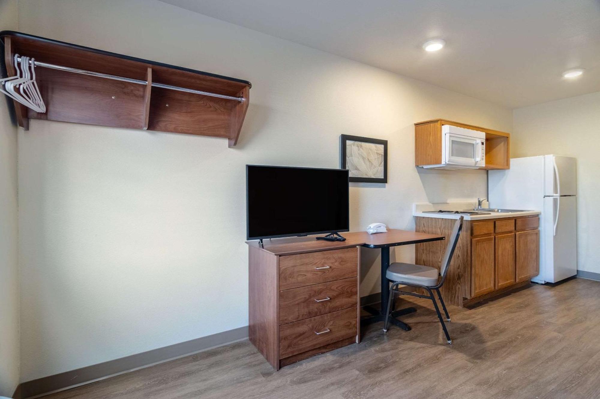 Woodspring Suites Champaign Near University Экстерьер фото