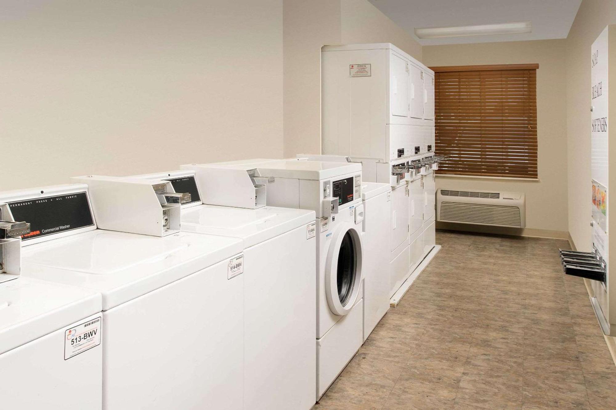 Woodspring Suites Champaign Near University Экстерьер фото